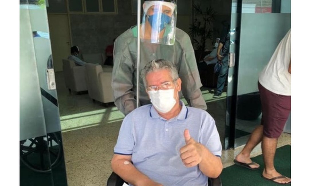 Vídeo. Médico, marido da prefeita de Lagoa da Canoa vence a covid-19