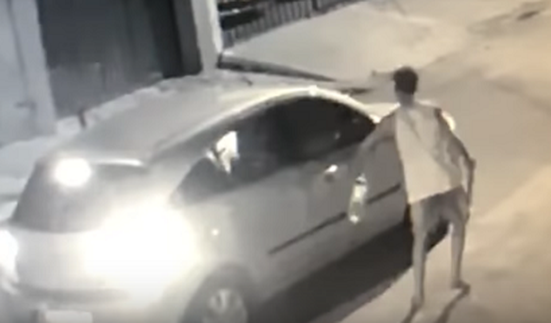 VÍDEO. Imagens mostram possível suspeito de atear fogo em concessionária