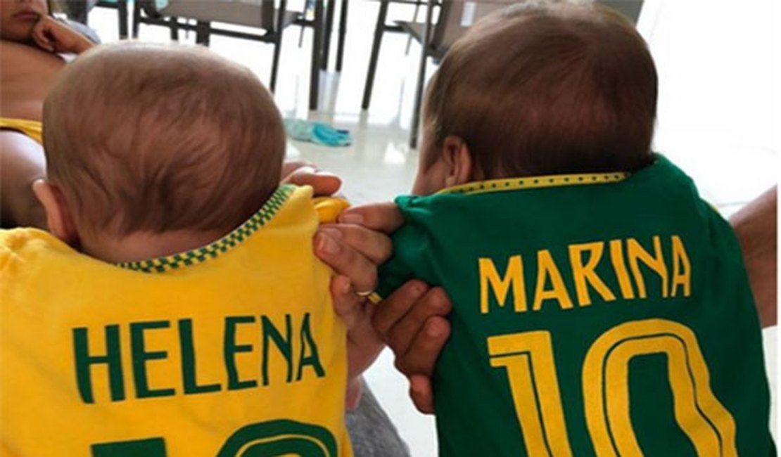 Ivete publica foto de gêmeas 'uniformizadas' durante jogo e torce