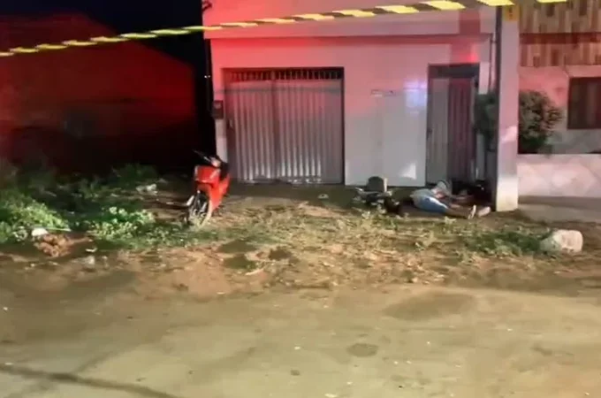 Três homens são assassinados a tiros na calçada de residência em Caruaru