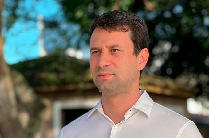 Deputado Daniel Barbosa lança livro com reflexões sobre desenvolvimento e justiça social durante a Bienal do Livro em Maceió