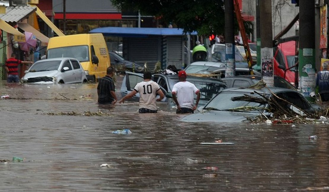 Chuva causa transtornos e enxurrada arrasta carros em São Paulo