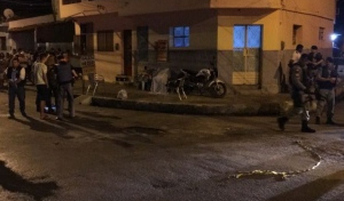 Sargento da PM é assassinado a tiros na porta de casa, em Maceió