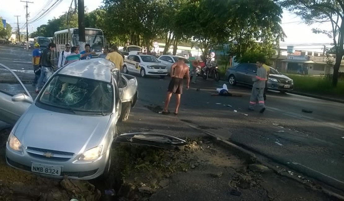 Jovem de 22 anos é arremessado de carro e morre após acidente em Maceió