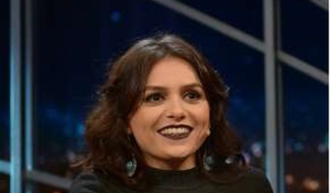 Que presente! Monica Iozzi recebe macumba pelos Correios