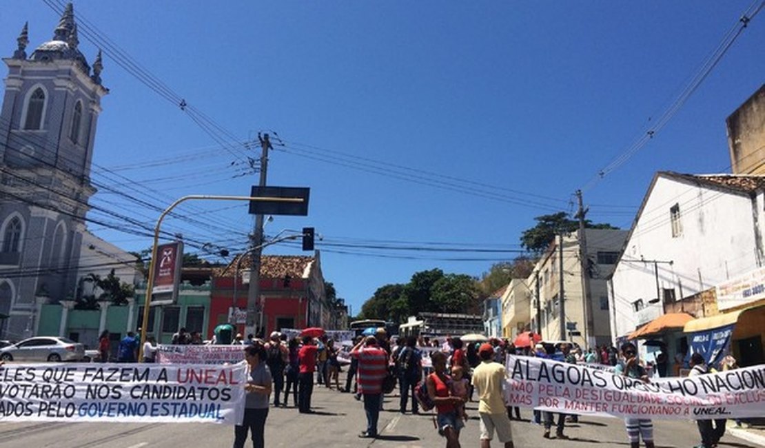 Servidores da Uneal entram em greve e protestam