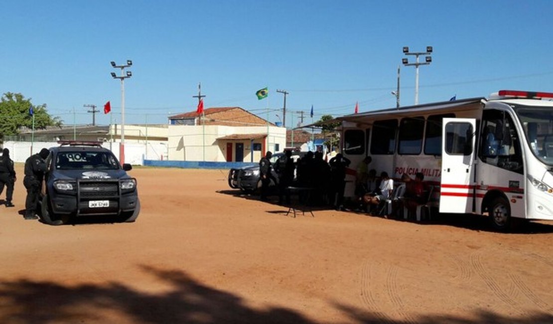 Operação policial contra o tráfico de drogas ocupa bairro de Maceió