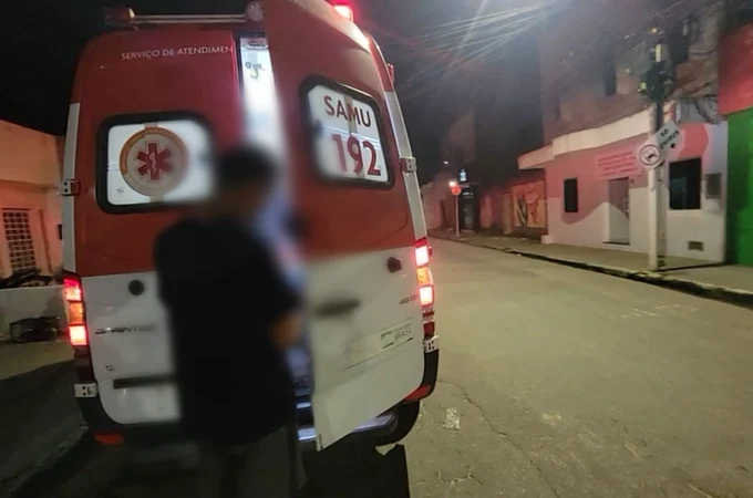 Colisão entre motos deixa mulher ferida em cruzamento movimentado no Centro de Arapiraca