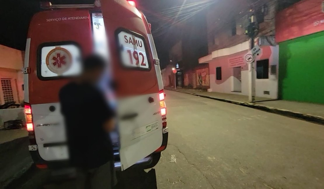 Colisão entre motos deixa mulher ferida em cruzamento movimentado no Centro de Arapiraca