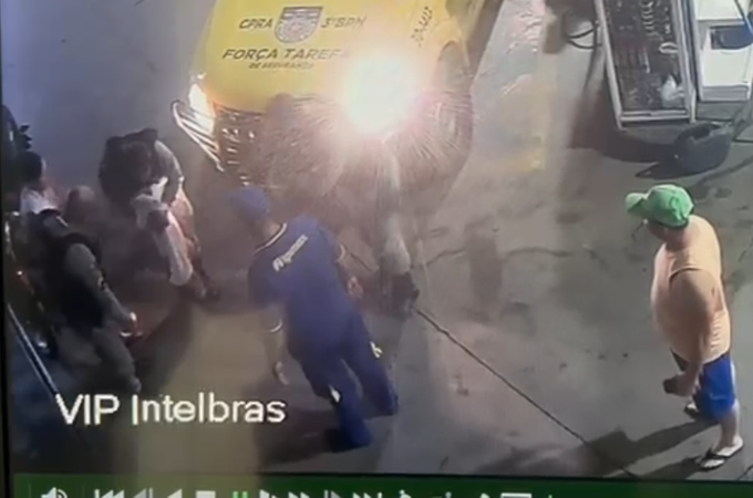 Vídeo mostra momento em que policiais do 3º BPM salvam bebê engasgada em posto de combustíveis em Arapiraca
