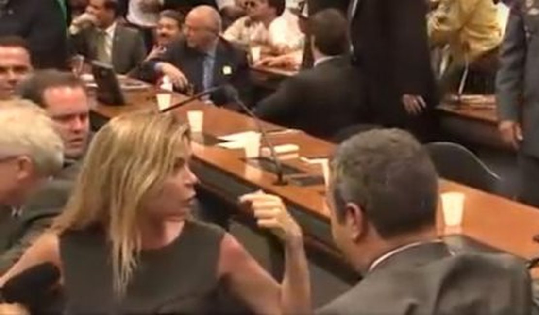 Deputado divulga vídeo em que atriz afirma pagar ‘Bolsa Família pro Nordeste’