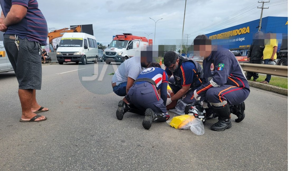 Cachorro solto na AL-220 provoca acidente de moto e mulher fica ferida, em Arapiraca