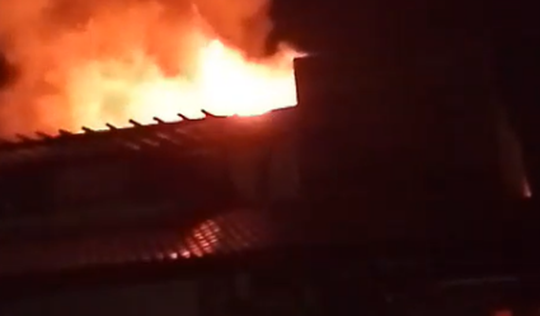 Residência é atingida por incêndio em Paripueira; causa teria sido curto-circuito