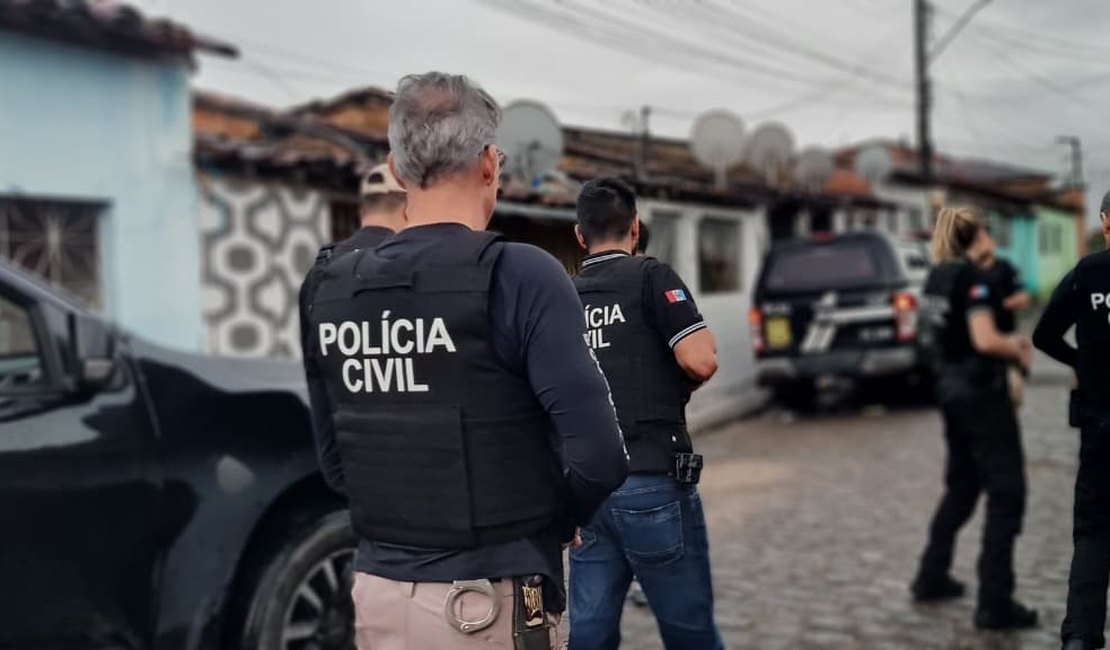 Mãe é presa e filha adolescente é apreendida em operação da Polícia Civil de Alagoas em Cajueiro