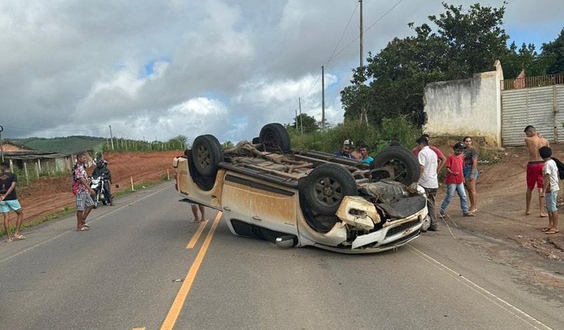 Vídeo. Motorista perde controle em curva, bate em ribanceira e capota veículo, em Arapiraca