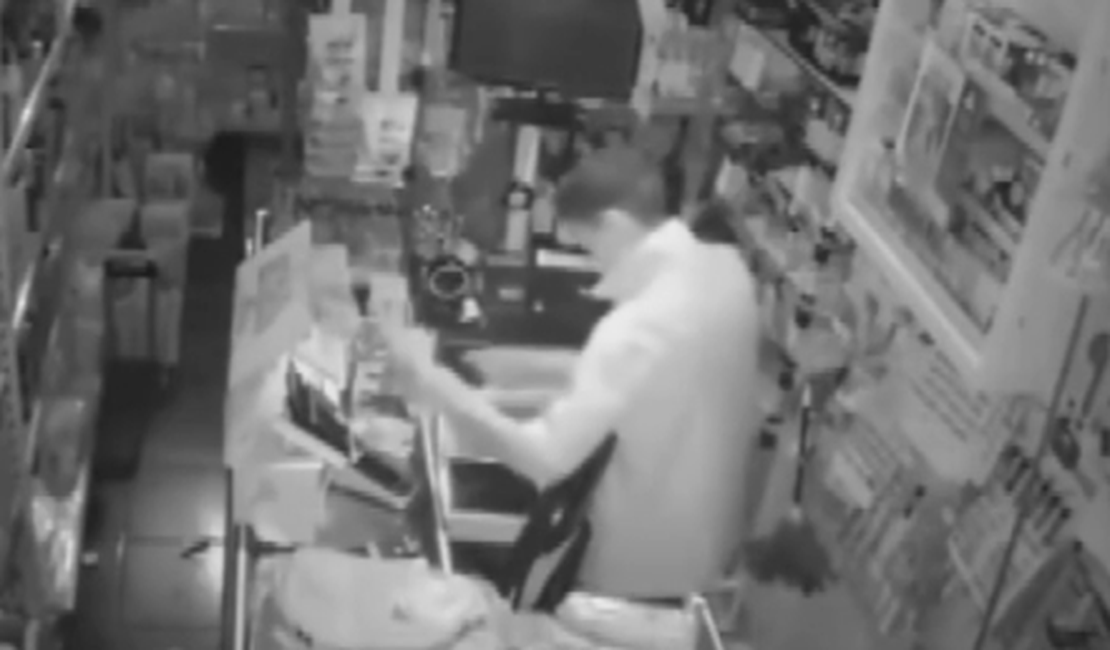 VÍDEO: Homem invade e furta mercadinho durante a madrugada em Palmeira dos Índios