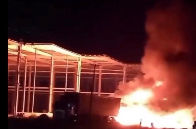 Incêndio atinge caminhão no centro de distribuição de empresa de construção, em Rio Largo