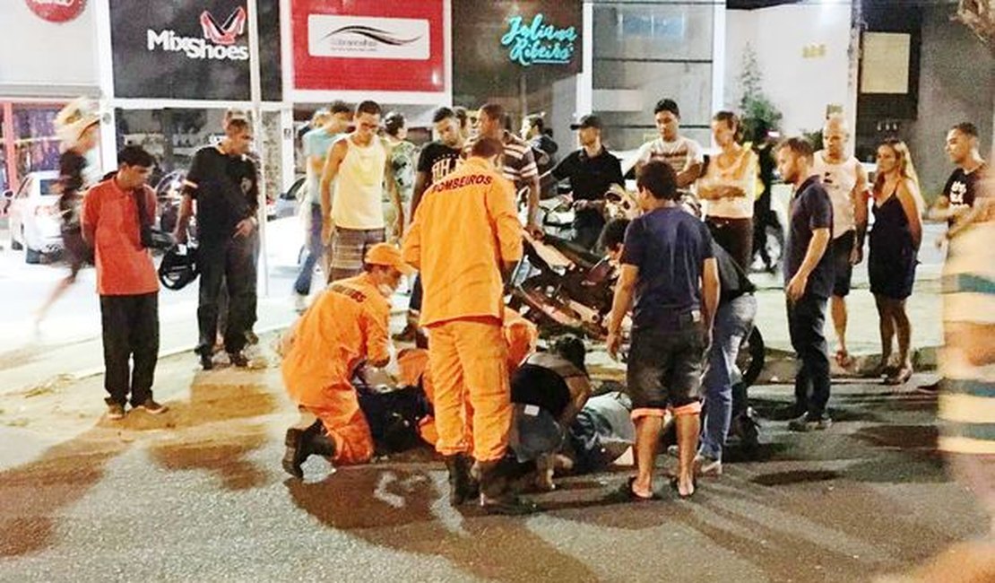 Condutor de moto é atingido por carro enquanto socorria motorista sem gasolina