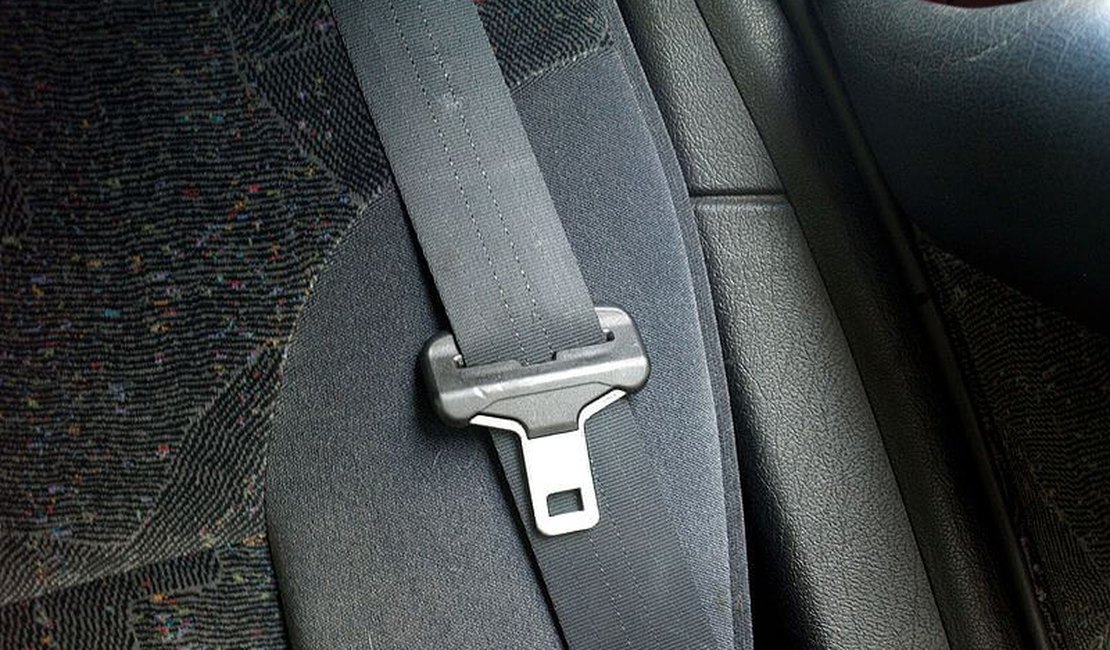 Com a ajuda de comparsa, homem armado entra em carro, sufoca motorista com cinto de segurança e rouba R$ 4.500 no Centro de Arapiraca