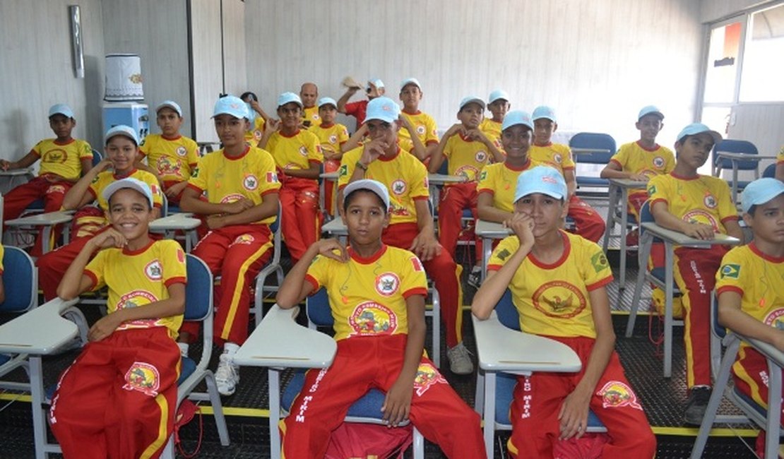 Bombeiros mirins visitam as instalações do Grupo Coringa