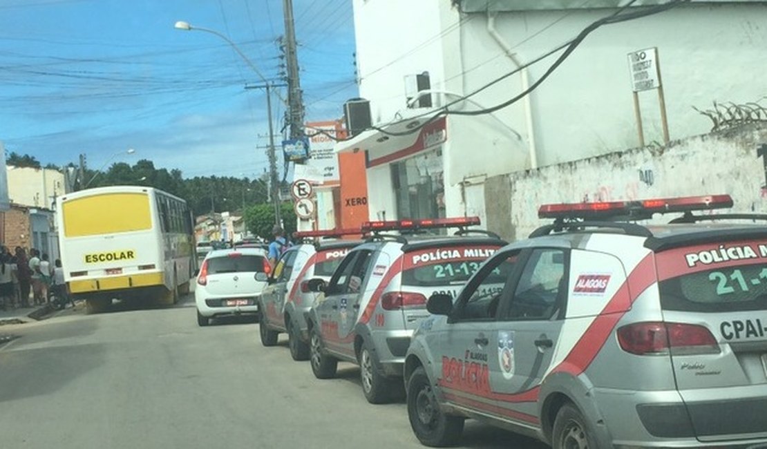 Assaltantes invadem banco e fogem com reféns, em Coruripe