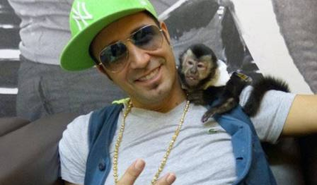Ibama diz que Latino responderá por foto de macaco ‘fumando’