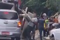Carreta carregada com móveis tomba e carga é saqueada por populares, na BR-101 em Flexeiras