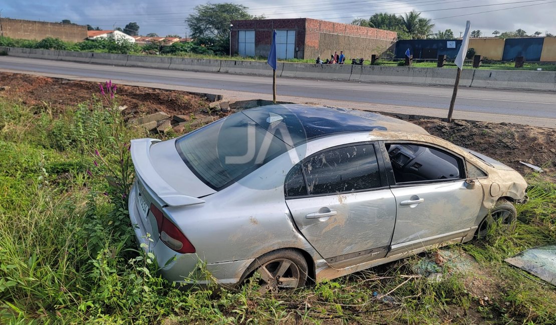 Carro com cinco pessoas capota ao passar por buraco na AL-220, em Arapiraca