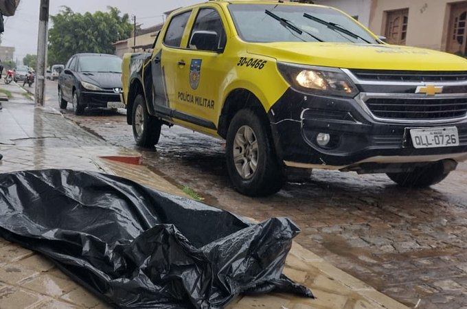 Homem é assassinado com tiro na cabeça na frente de uma loja, em Arapiraca