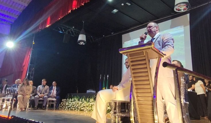 VÍDEO. Luciano Barbosa é empossado como prefeito reeleito de Arapiraca; Léo Saturnino será o presidente da Câmara no biênio 25/26
