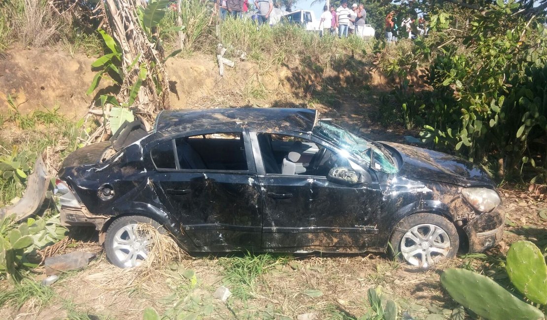 Carro cai de barranco ao desviar de moto e família fica ferida