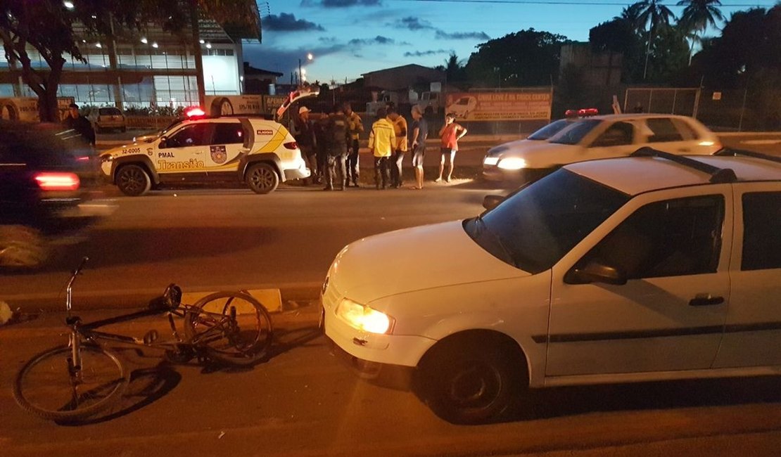 Motorista embriagado invade ciclovia e atinge jovem, em Maceió