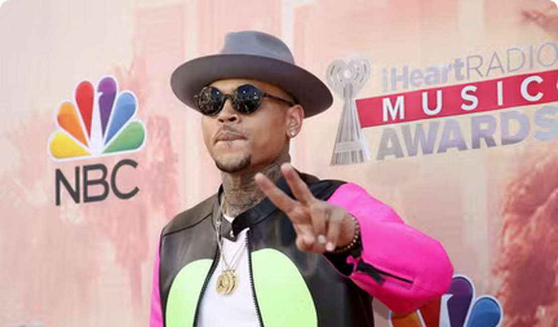 Chris Brown é mantido em custódia após prisão e acusação de lesão corporal grave