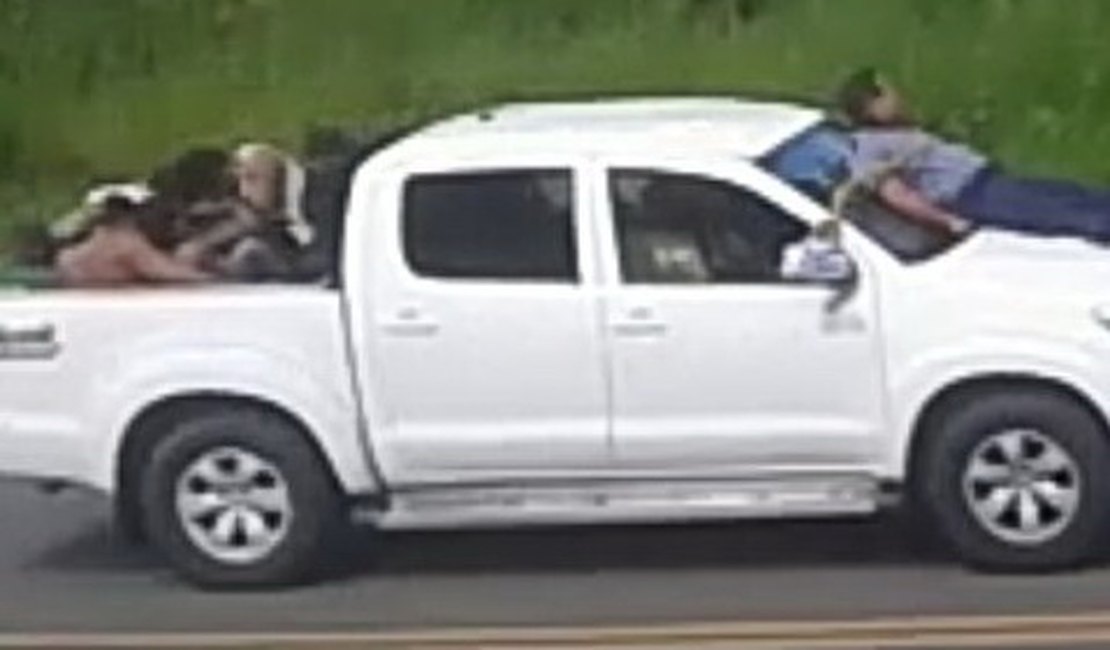 Na Bahia, criminosos assaltam agência bancária e amarram reféns a carros durante a fuga