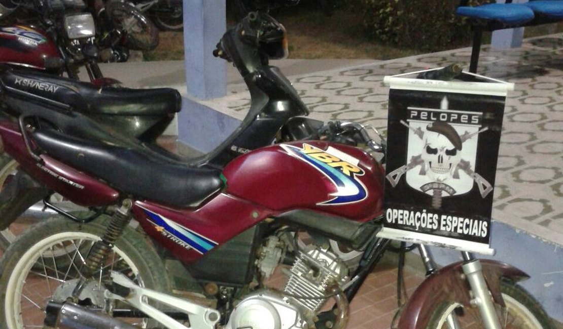 Motocicleta roubada é recuperada na zona rural de Arapiraca