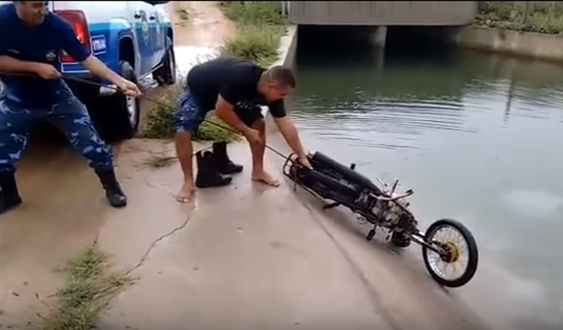 PM e Guarda Municipal recuperam moto roubada jogada no Canal do Sertão