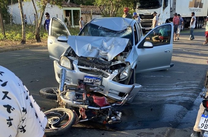 Colisão frontal entre carro e moto deixa motociclista ferido na AL-110