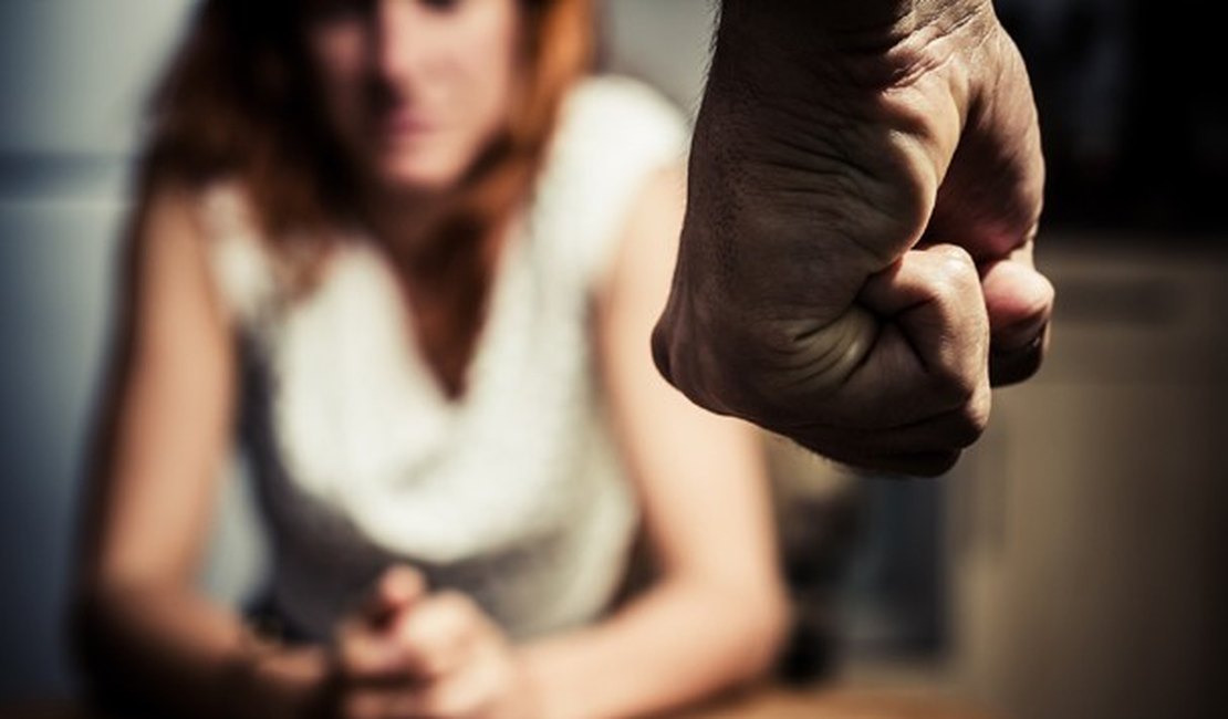 Criança deficiente cai dos braços da mãe após agressão do pai, em Arapiraca