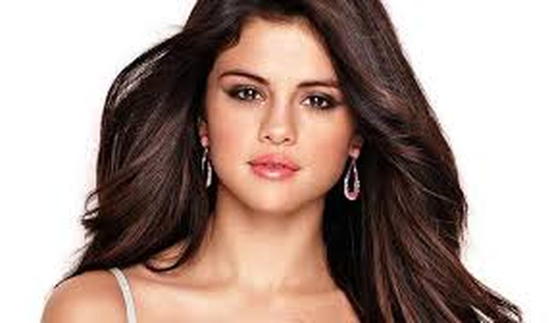 Selena Gomez recebe presente de natal caliente da banda do Joe Jonas