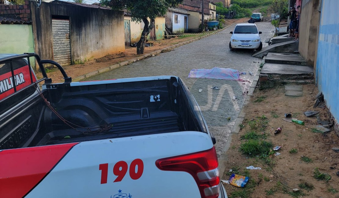 Homem é assassinado a tiros após festa junina na Mangabeira, em Arapiraca
