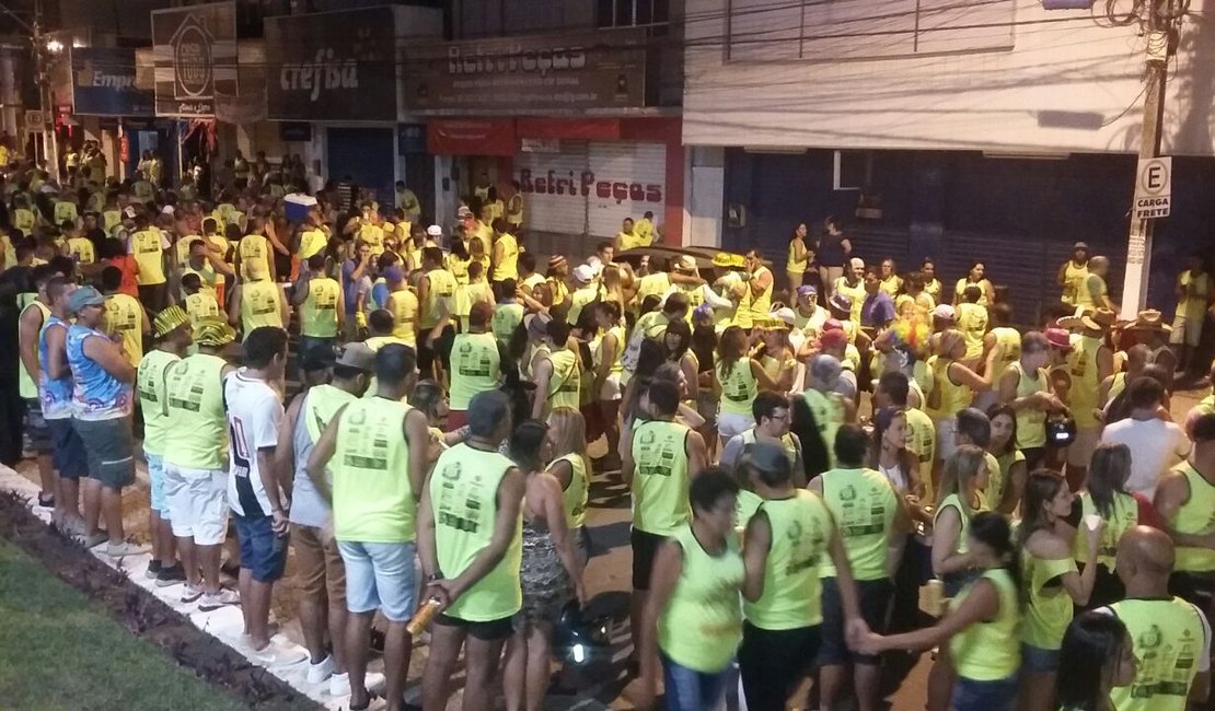 Bloco Mandacaru anima prévia carnavalesca e reúne centenas de militares em Arapiraca