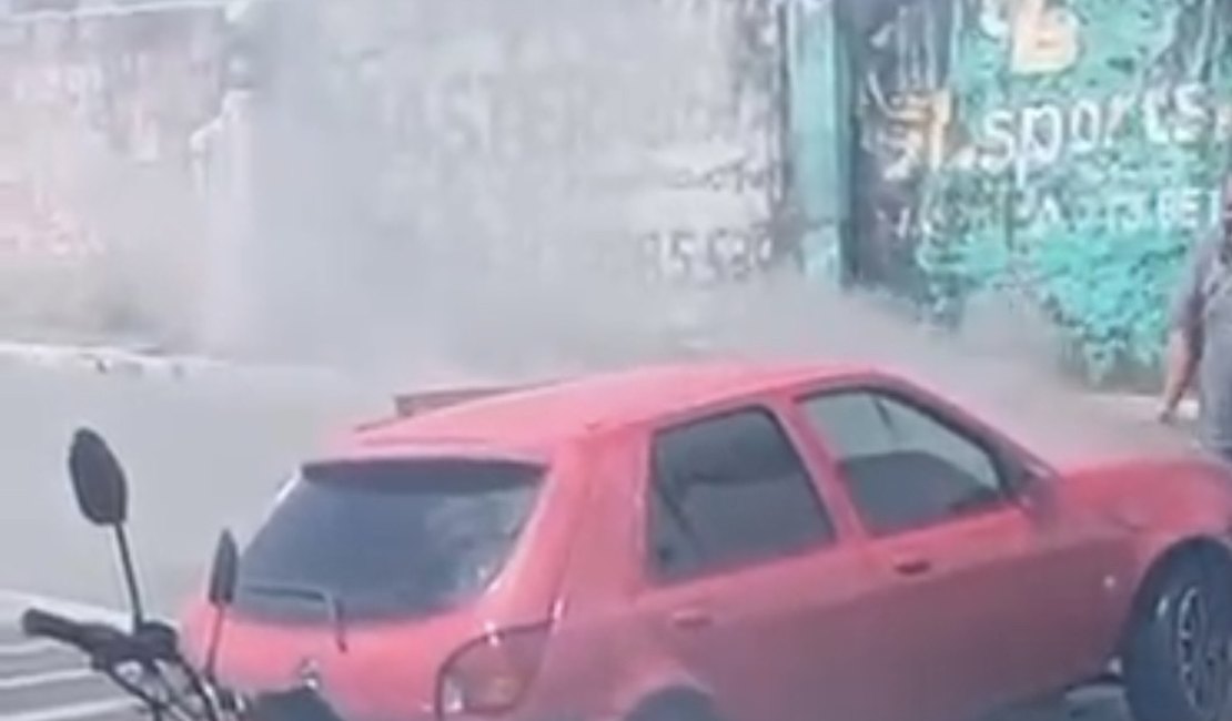 Carro pega fogo e assusta motoristas e pedestres no Centro de Arapiraca