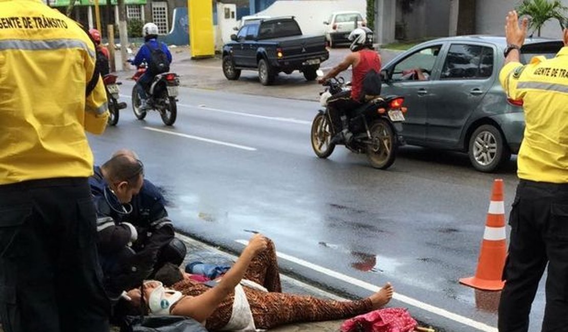 Mulher e criança são atropelados ao tentar atravessar Fernandes Lima