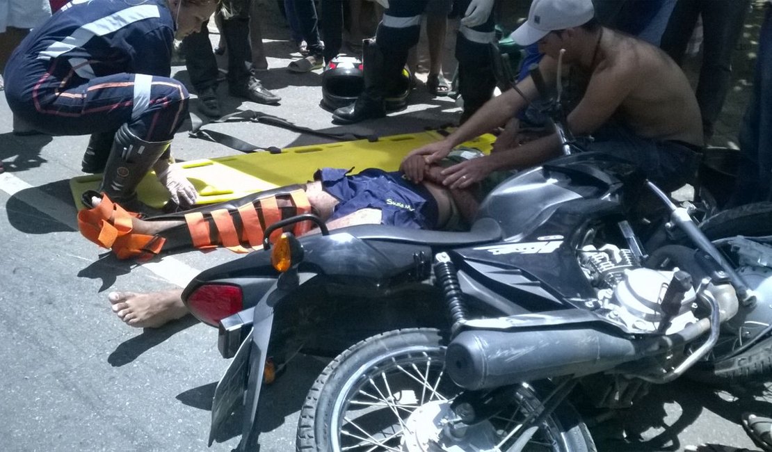 Motoqueiro colide com automóvel, na AL 220 em Arapiraca, e é socorrido em estado grave