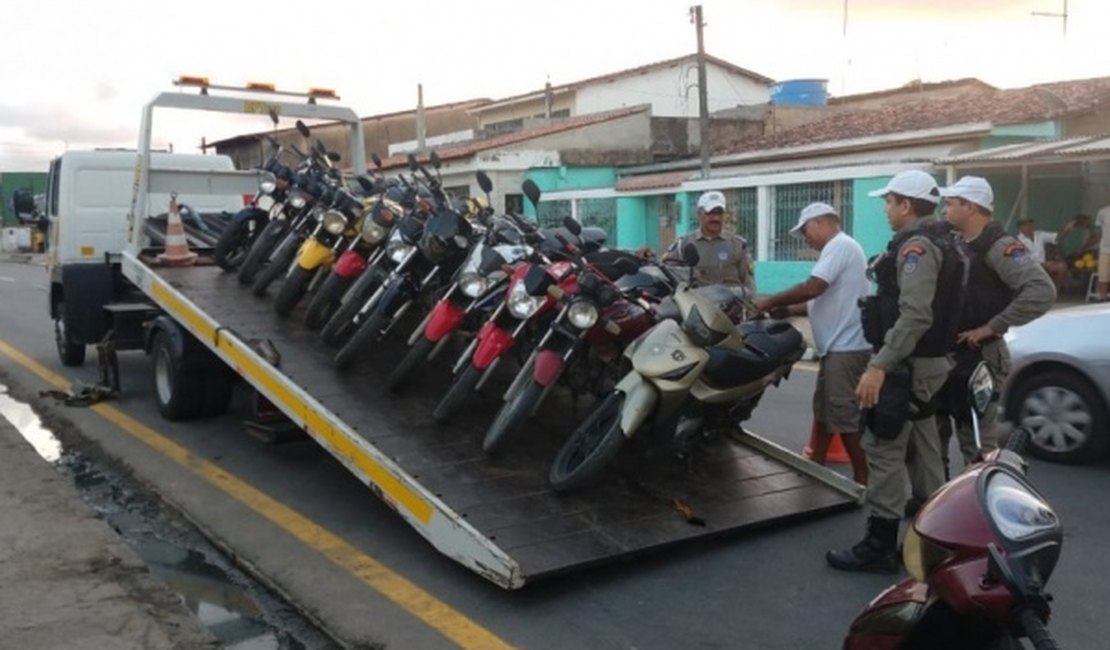 Operação flagra condutores sem habilitação e apreende veículos, em Alagoas