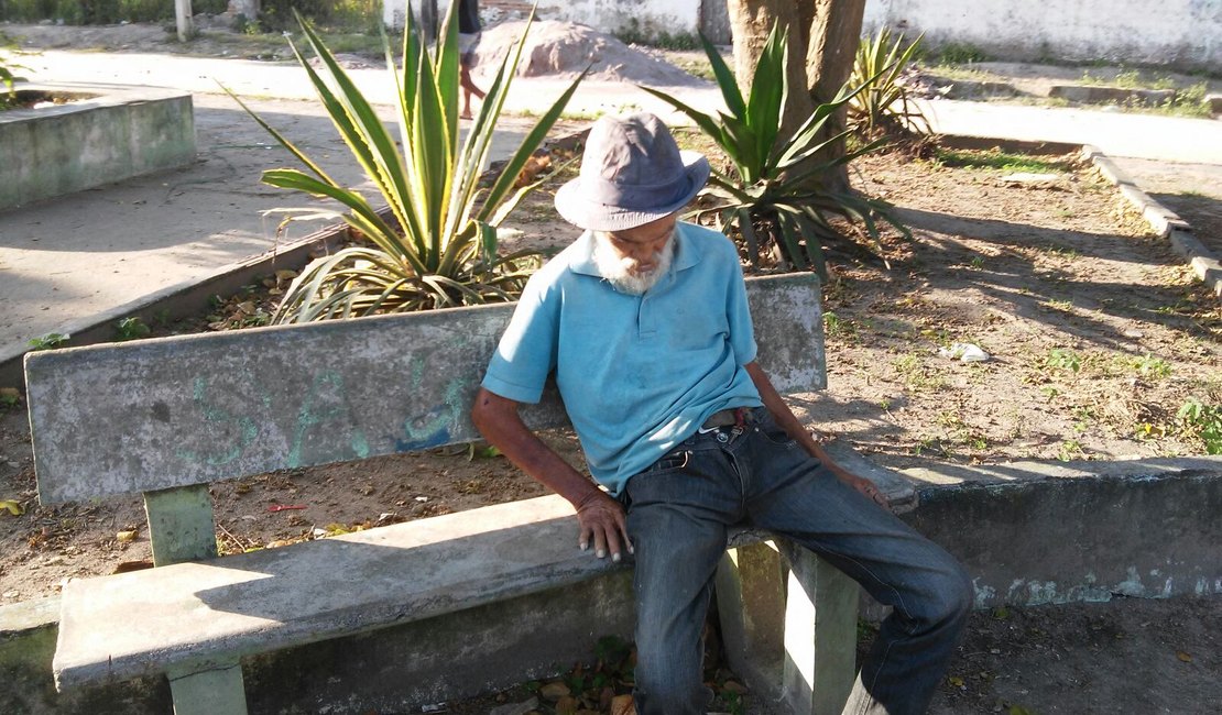 Idoso morre sentado em banco de Praça na cidade de Girau do Ponciano