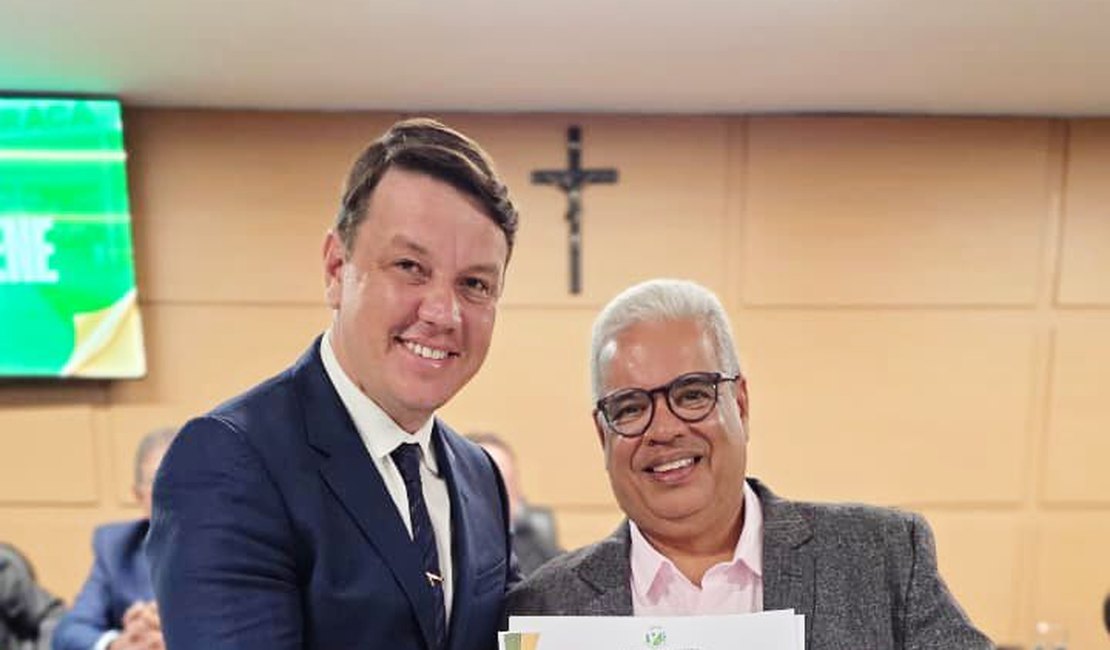 Fabinho da Comedoria recebe título de Cidadão Honorário de Arapiraca por indicação do vereador Vavazinho