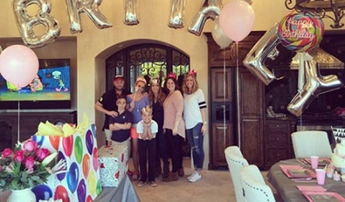 Britney Spears ganha festa de aniversário surpresa