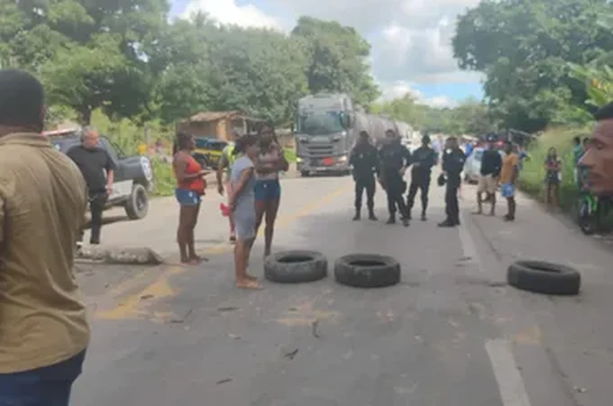 Indígenas bloqueiam rodovia alagoano em protesto contra projeto que altera demarcação de terras