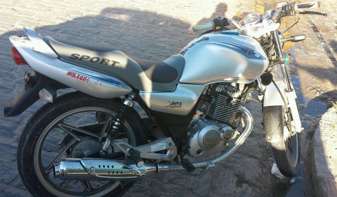 Radio Patrulha do 3º BPM recupera motocicleta roubada, no bairro Itapuã, em Arapiraca